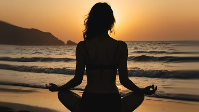 Figura femminile in meditazione sulla spiaggia - &copy; Pixabay.
