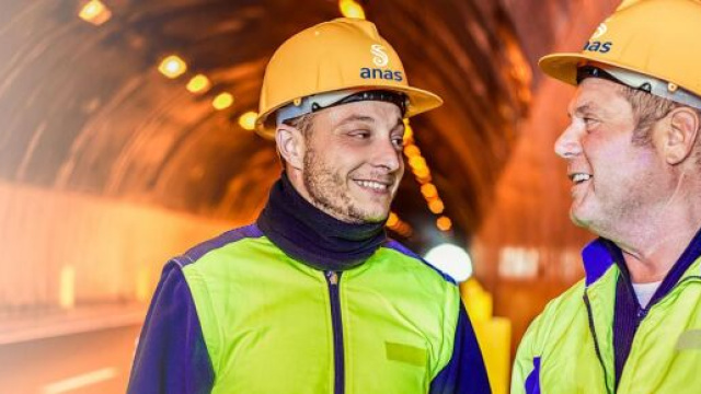 In foto due lavoratori della societ&agrave; &copy; Anas.