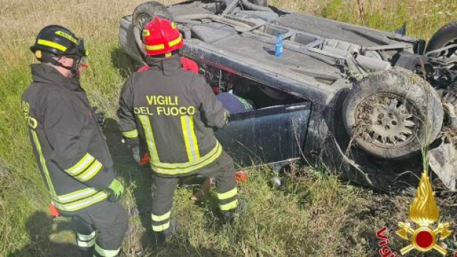 Cutro, auto ribaltata lungo la SP 63 - &copy; Vigili del Fuoco Crotone / Facebook