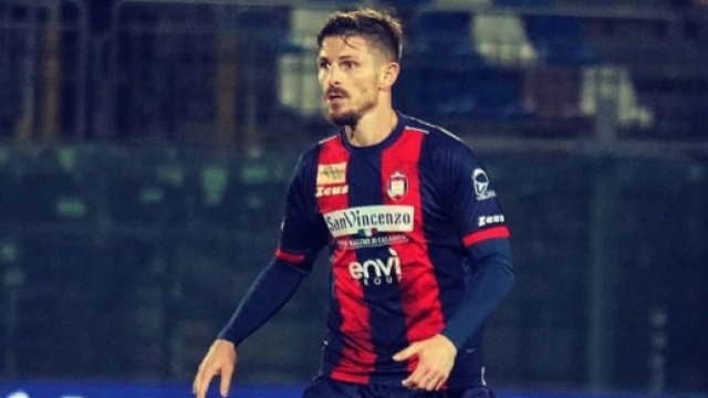 Giuseppe Loiacono con la maglia del Crotone - &copy; Instagram