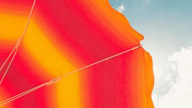 Ombrellone con cielo - &copy; Pexels.