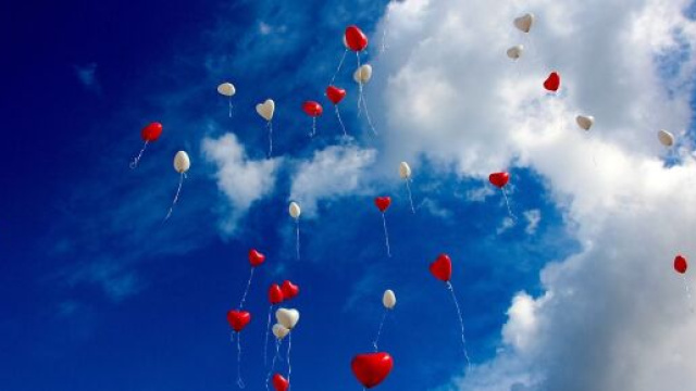 Dei palloncini in aria nel cielo (&copy; Pixabay).