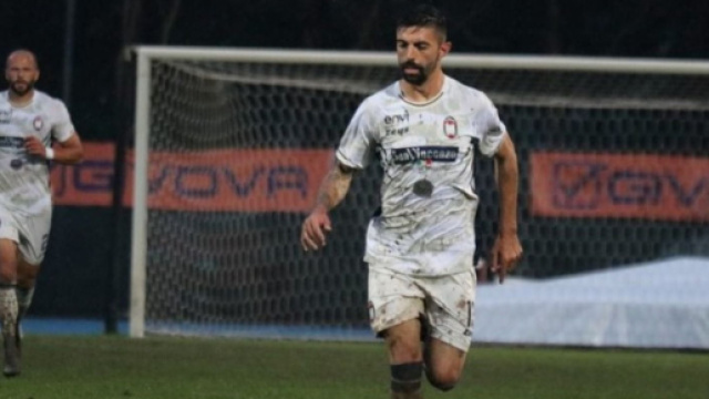 Mattia Vitale con la maglia del Crotone - &copy; Instagram