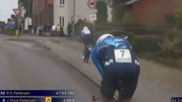 Il passaggio sulla ciclabile costato la squalifica a Price Pejtersen - Screenshot &copy; TV2 Denmark