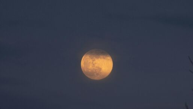 Luna gialla tra le nuvole &copy; Pexels