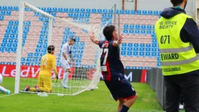 Orazio Pannitteri con la maglia del Crotone - &copy; Instagram / Orazio Pannitteri