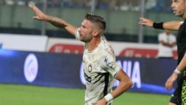 Alessio Tribuzzi con la maglia del Crotone - &copy; Instagram / Alessio Tribuzzi