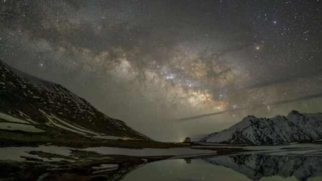 Cielo di stelle sopra a un lago - &copy; Pixabay.