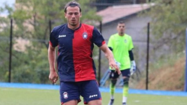 Davide Bove con la maglia del Crotone - &copy; Instagram / Davide Bove