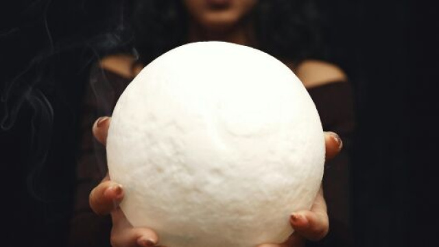 Mani con sfera di cristallo- &copy; Pexels