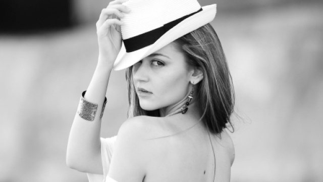 Donna con cappello di paglia &copy; Foto Pixabay