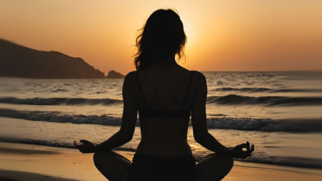 Donna in meditazione con sguardo al tramonto - &copy; Foto Pixabay.