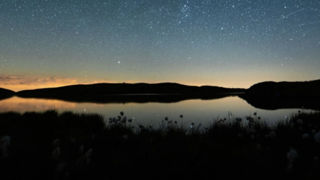Cielo stellato su un lago - &copy; pixabay.com.