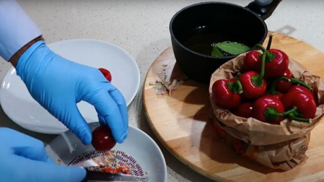 Peperoncini piccanti ripieni di tonno &copy; Screenshot Youtube