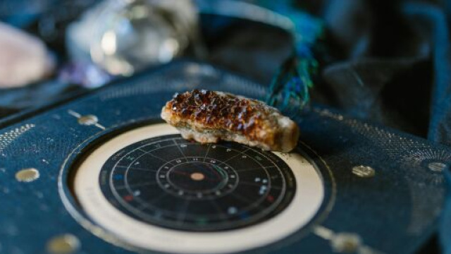 Disco astrologico con pietra - &copy;Pexels