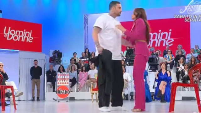 In foto Ida e Mario in studio a Uomini e donne (screenshot &copy; Canale 5).