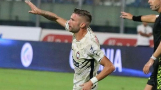 Alessio Tribuzzi con la maglia del Crotone - &copy; Instagram / Alessio Tribuzzi