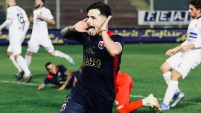 Antonio Ferrara con la maglia del Taranto - Instagram / Antonio Ferrara