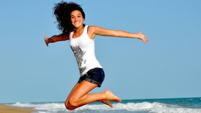 Donna felice salta di gioia - &copy; Pixbay