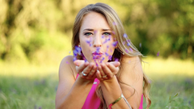 Donna soffia petali di fiori - &copy; Foto Pixbay