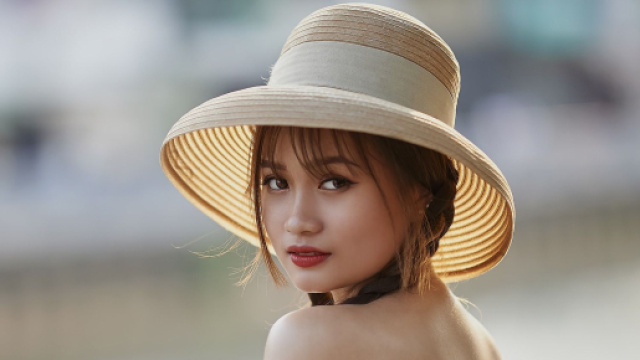 Donna con cappellino di paglia - &copy; Foto Pixabay.