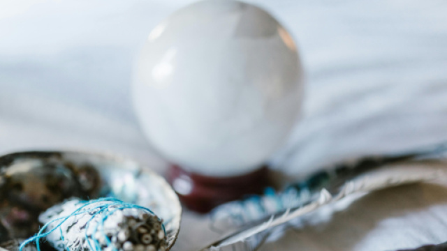 Sfera di cristallo e Palosanto - &copy;Pexels.com.