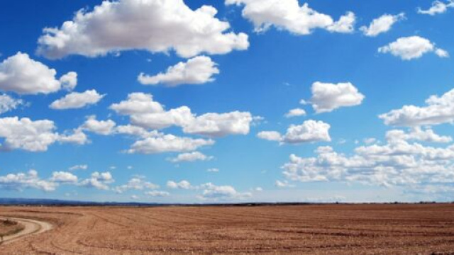 Un campo con cielo e nuvole &copy; Pexels.com
