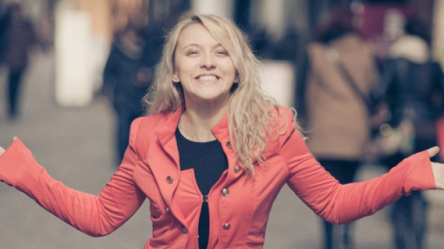 Donna felice con il sorriso sulle labbra - &copy; Foto Pixbay.