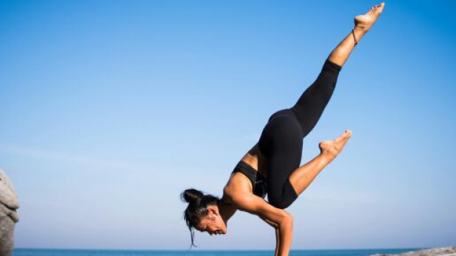 Donna che pratica yoga in riva al mare - &copy; Pexels.