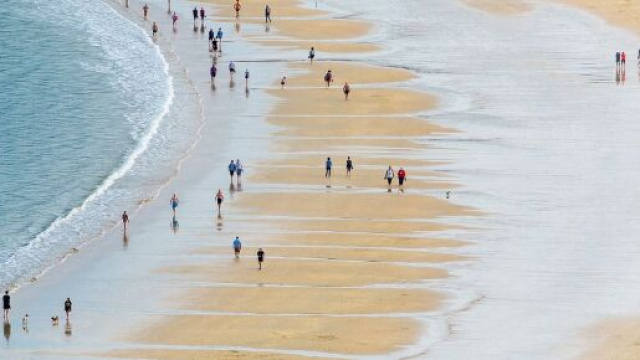 Persone in riva al mare &copy; Pixabay.