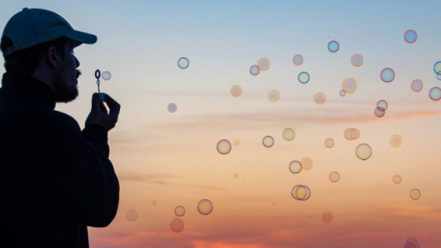 Uomo che soffia le bolle di sapone - &copy; Pixabay.