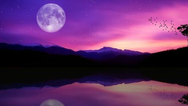 Cielo roseo con luna piena &copy; Pixabay.