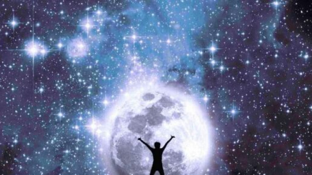 Cielo stellato con sagoma che fissa la luna &copy; Pixabay.