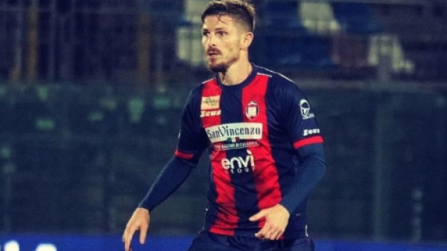 Giuseppe Loiacono con la maglia del Crotone - &copy; Instagram / Giuseppe Loiacono