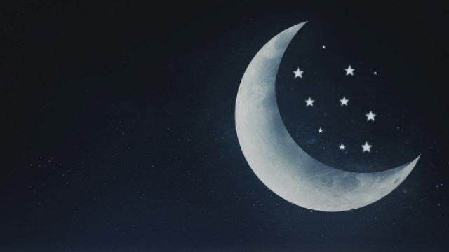 Cielo illuminato dalla Luna e dalle stelle &copy; Pixabay