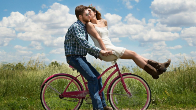 Coppia innamorata in bicicletta - &copy; Pixabay.