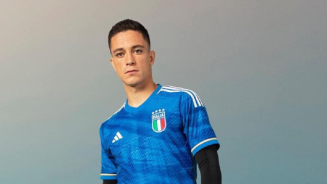 Giacomo Raspadori mentre posa con la maglia dell'Italia (&copy; Profilo Facebook Raspadori)