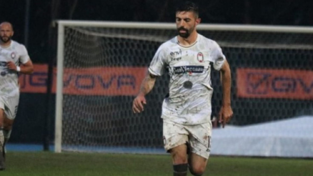 Mattia Vitale con la maglia del Crotone - &copy; Instagram / Mattia VItale