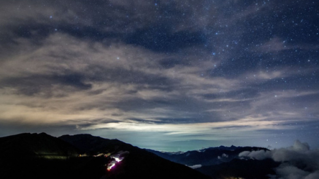 Montagna sotto le stelle della notte - &copy; Pixabay.