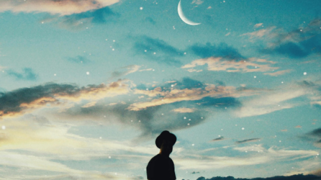 Persona che guarda la Luna nel cielo stellato - &copy; Pexels.