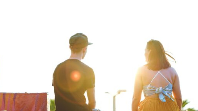 Coppia di giovani innamorati- &copy;Pexels