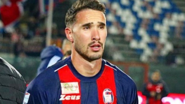 Riccardo Spaltro con la maglia del Crotone - &copy; Instagram / Riccardo Spaltro