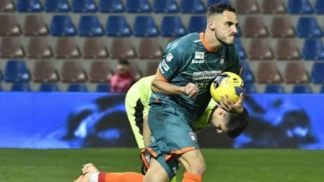 Guido Gomez con la maglia del Crotone - &copy; Instagram / Guido Gomez