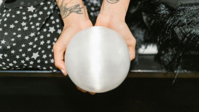 Mani con in mano una sfera di cristallo- &copy;Pexels