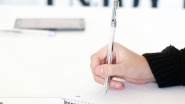 Mano con penna che scrive -&copy;Pexels