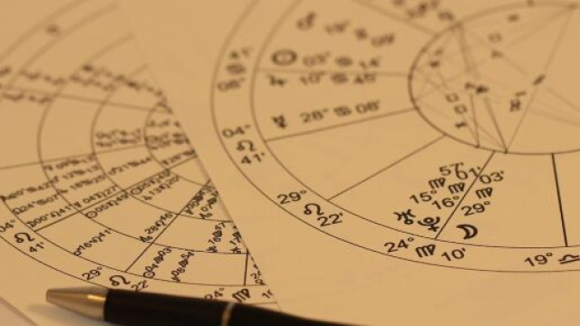 Penna e simboli dei segni zodiacali. Foto da &copy;Pixabay.