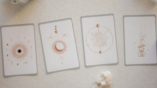 Disposizione di quattro carte dei tarocchi- &copy; Pexels