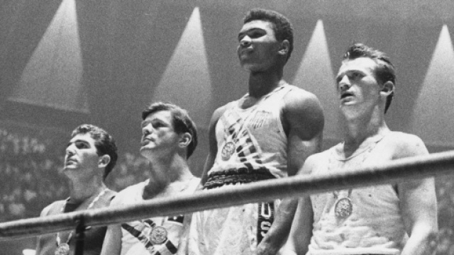 Roma 1960, il giovane Cassius Clay sul gradino pi&ugrave; alto del podio &copy; Sito ufficiale IOC