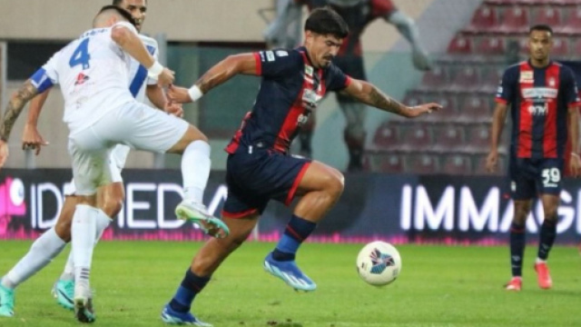 Luis Rojas con la maglia del Crotone - &copy; Instagram / Luis Rojas