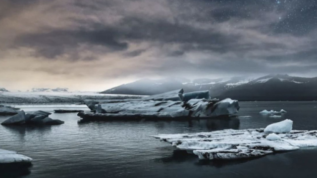 Mare ghiacciato sotto il cielo stellato - &copy; pixabay.com
